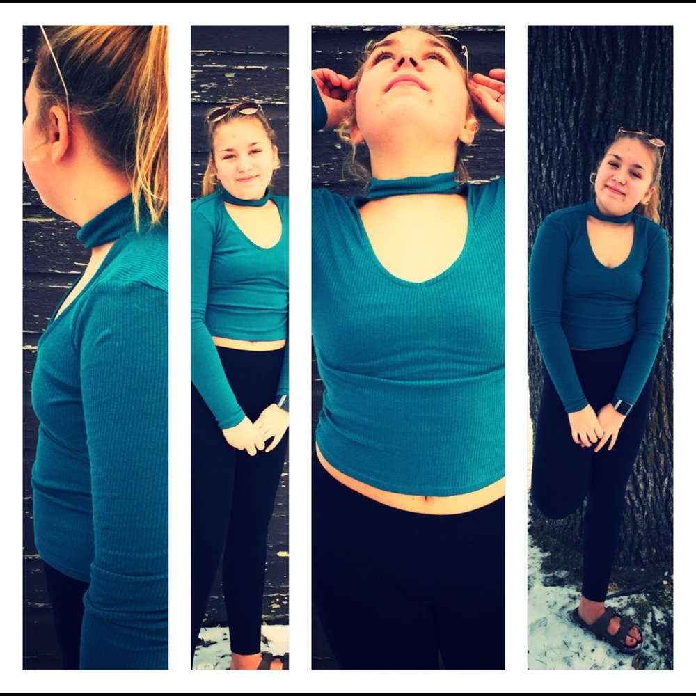 A choker v-neck blue 20$ make and offer rue 21